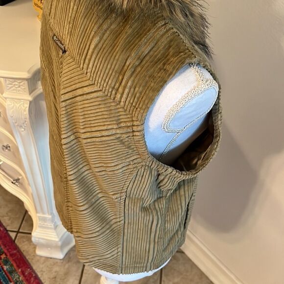 Columbia Tan Corduroy Faux Fur Collar Zip Front Vest Women's Medium EUC - Picture 7 of 14
